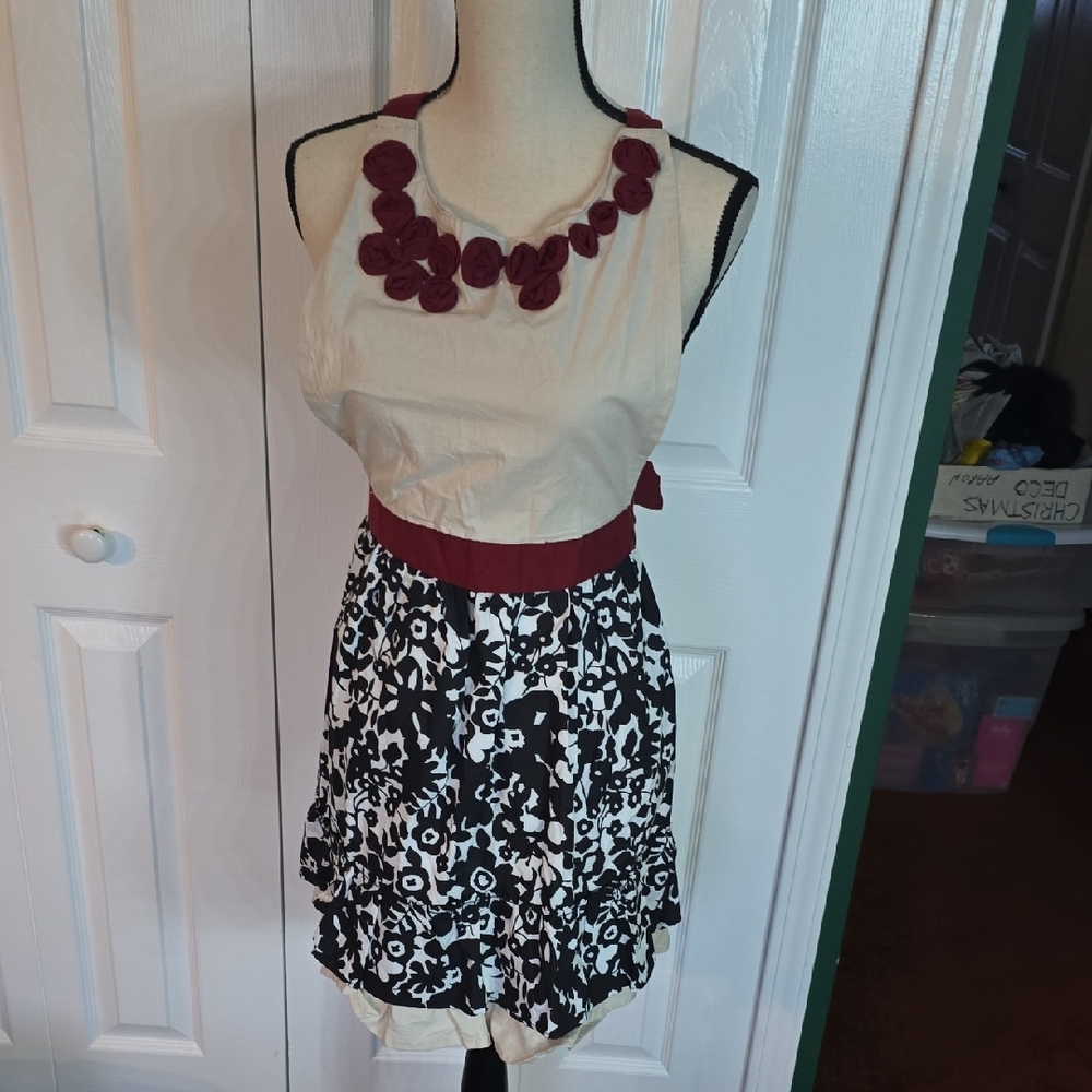 SIMPLY ENVOGUE Stylish Black  Red Cream Apron Floral Apron